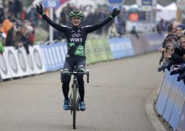 1e overwinning Marianne in WM3 pro cycling tenue